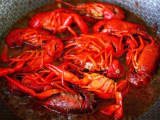 12、双椒麻辣小龙虾,大火继续翻炒均匀后，锅中倒入少许清水。