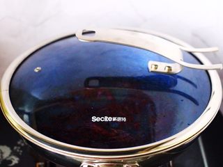 13、双椒麻辣小龙虾,盖上锅盖大火烧开后，继续中小火煮了15分钟，这样才入味。