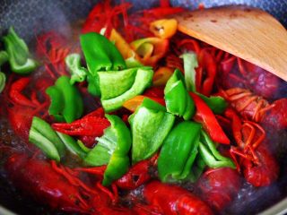 15、双椒麻辣小龙虾,放入柿子椒和红辣椒。