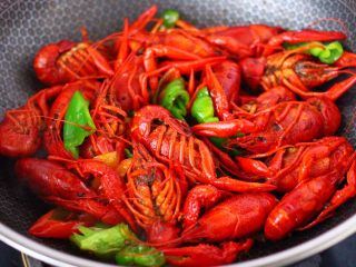 16、双椒麻辣小龙虾,大火翻炒均匀即可关火。