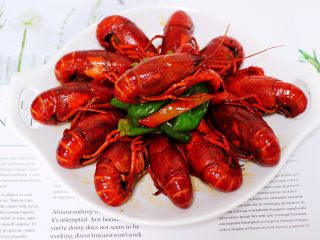 17、双椒麻辣小龙虾,好吃不打折的双椒麻辣小龙虾出锅咯。