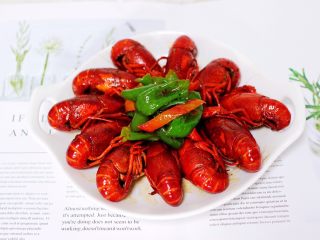 19、双椒麻辣小龙虾,搭配上扎啤爽歪歪。