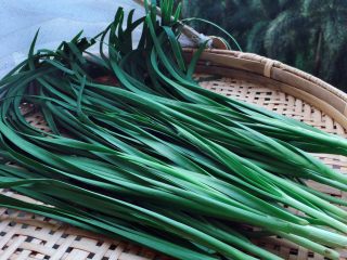 1、韭菜猪肉水饺,韭菜洗净晾干水份