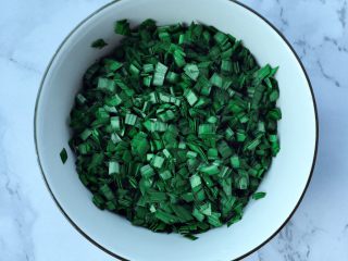 2、韭菜猪肉水饺,韭菜切小段备用