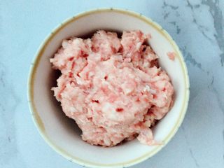 4、韭菜猪肉水饺,搅成肉馅备用