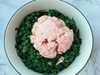 5、韭菜猪肉水饺,肉末倒入韭菜碗中