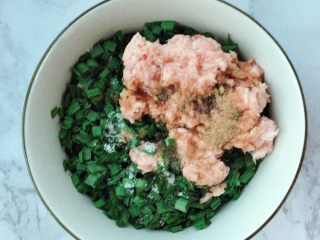 6、韭菜猪肉水饺,加盐，五香粉，生抽，芝麻油，植物油拌匀