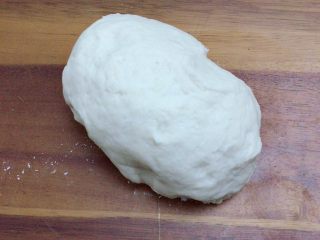 7、韭菜猪肉水饺,面粉加一勺盐揉成面团，醒15分钟左右