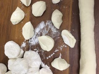 8、韭菜猪肉水饺,把面团搓成长条，切成一样大小的小剂子