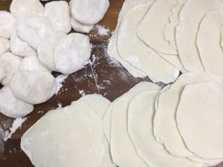 9、韭菜猪肉水饺,赶成面饼
