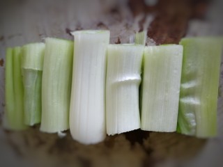 1、黄小厨版葱油面,大葱洗干净，切段约一寸左右。