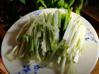 2、黄小厨版葱油面,竖着切成粗的丝。