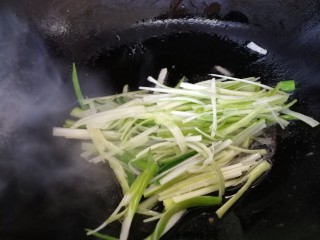 4、黄小厨版葱油面,最小火，把切好的葱放在油里翻炒一下。
