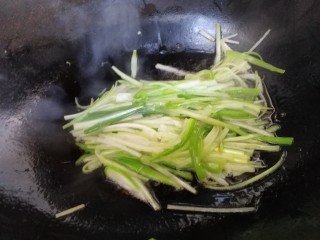 5、黄小厨版葱油面,慢慢地煎慢慢地煎，洒一点点盐，这样葱的香味越来越浓。