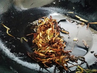 6、黄小厨版葱油面,大约五分钟左右，葱变成金黄微微焦，关火。