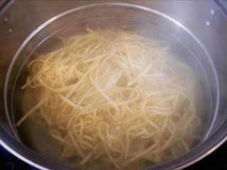 7、黄小厨版葱油面,煎葱油的同时另起一锅水开煮面，面条煮到八分熟就可以了。