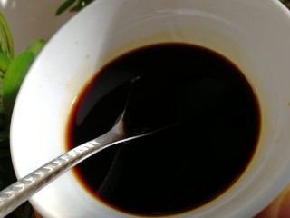 8、黄小厨版葱油面,调汁：两勺生抽，半勺老抽，半勺糖，少许白胡椒粉。这是一人份的量，多人吃料汁翻倍。