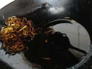 9、黄小厨版葱油面,把煎好的葱放到锅边上，把料汁倒入温热的锅里加热，使糖充分溶化。