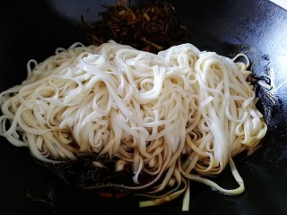 10、黄小厨版葱油面,把煮好的面条捞出来控干水份，倒入葱油锅里。