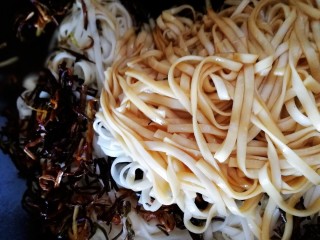 11、黄小厨版葱油面,把热面和温热的葱油汁上下拌匀，让每一根面条都充分包裹上油汁和酱汁。