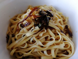 12、黄小厨版葱油面,盛入大碗里，把炸好的葱放在上面即可。