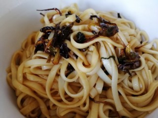 14、黄小厨版葱油面,碗底加了些酱油炒熟的肉丝。