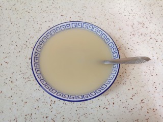 1、青菜油渣包,准备好中筋面粉，碗里放入发酵粉和糖，加入温水混合均匀。