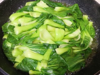 4、青菜油渣包,青菜洗干净焯一下水（青菜变色即可，不要焯过了）。