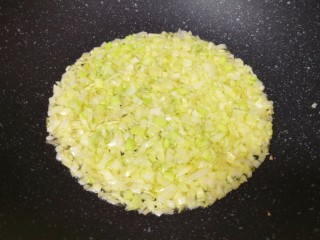 8、青菜油渣包,大葱洗干净切成葱花，炒锅内倒适量的食用油烧热，下入葱花炒香。