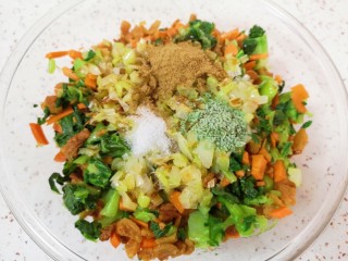 9、青菜油渣包,将炒好的葱花倒入混合好的馅料里面，放盐、蔬之鲜、十三香和香油搅拌均匀。