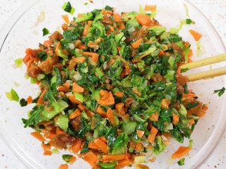 10、青菜油渣包,油渣青菜馅就做好啦，放在一边备用。