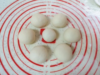 13、青菜油渣包,搓成长条分成大小一致的小剂子揉光滚圆。