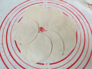 14、青菜油渣包,擀成中间稍厚边缘薄的包子皮。