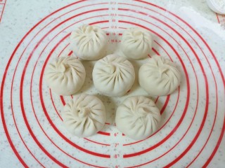 15、青菜油渣包,放上足够多的包子馅，包成自己喜欢的形状，依次做完剩下的面团。