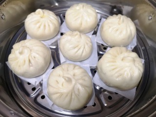 17、青菜油渣包,油渣青菜包出锅了。