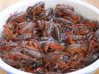 1、爆炒小龙虾,吃小龙虾最重要的就是清洗干净，小龙虾身上很多脏东西，一定要洗干净才可以吃哟。市场买来的活小龙虾用清水在家养两个小时，让它吐吐脏东西