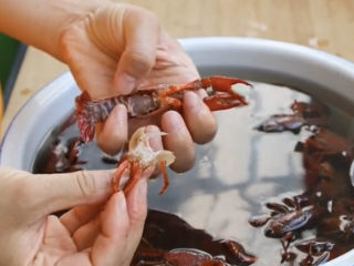 5、爆炒小龙虾,小爪子没肉，还容易藏脏东西，全都拔掉