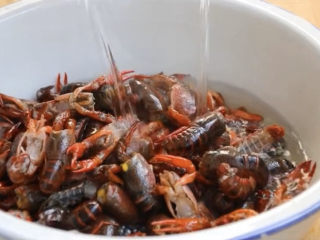 7、爆炒小龙虾,处理完之后再用清水冲洗两遍，小龙虾算是彻底清洗干净了，可以放心吃了