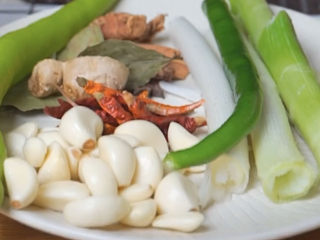 8、爆炒小龙虾,接下来准备下配料