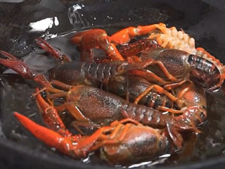 9、爆炒小龙虾,小龙虾分多次过一下油，备用