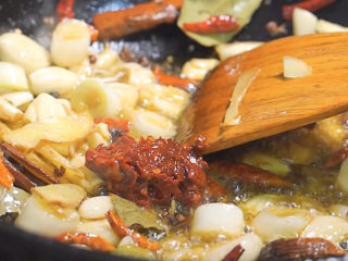 11、爆炒小龙虾,加入豆瓣酱炒出红油