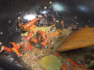 10、爆炒小龙虾,锅里留底油，放入大料炒出香味，加入葱姜蒜，干辣椒翻炒