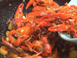 12、爆炒小龙虾,放入小龙虾翻炒