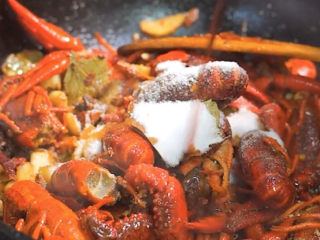 13、爆炒小龙虾,调入盐适量，生抽适量，少许糖提鲜