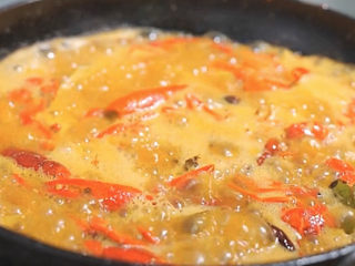 14、爆炒小龙虾,倒入一罐啤酒焖煮一会