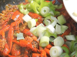 15、爆炒小龙虾,加入切好的青椒、葱段