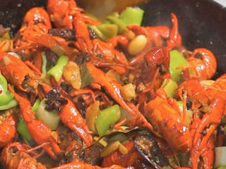 16、爆炒小龙虾,大火收汁，翻炒均匀出锅