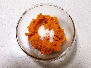 7、双色暑香汤圆,在蒸熟的红薯里面加入5克白砂糖，压成细腻的红薯泥
