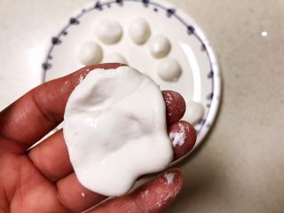 11、双色暑香汤圆,用手压成片