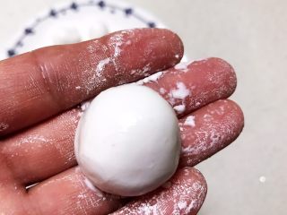 13、双色暑香汤圆,包成包子，团成圆球，一个红薯汤圆就包好了